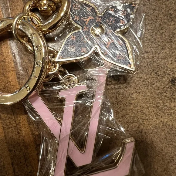 Louis Vuitton Pink and Gold Monogram Key Holder - Picture 3 of 5